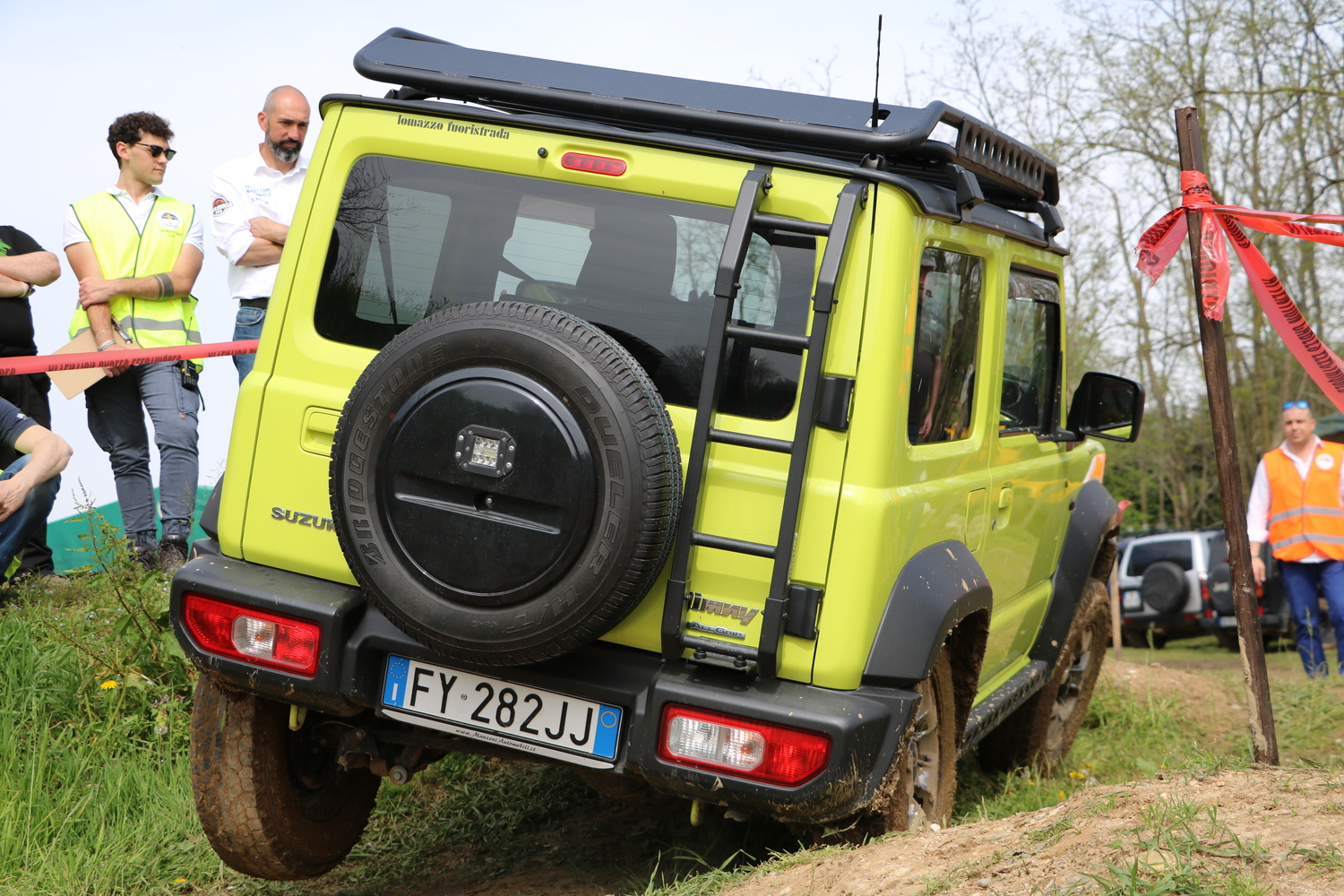 Partecipanti durante un'esercitazione di Guida Sicura 4x4